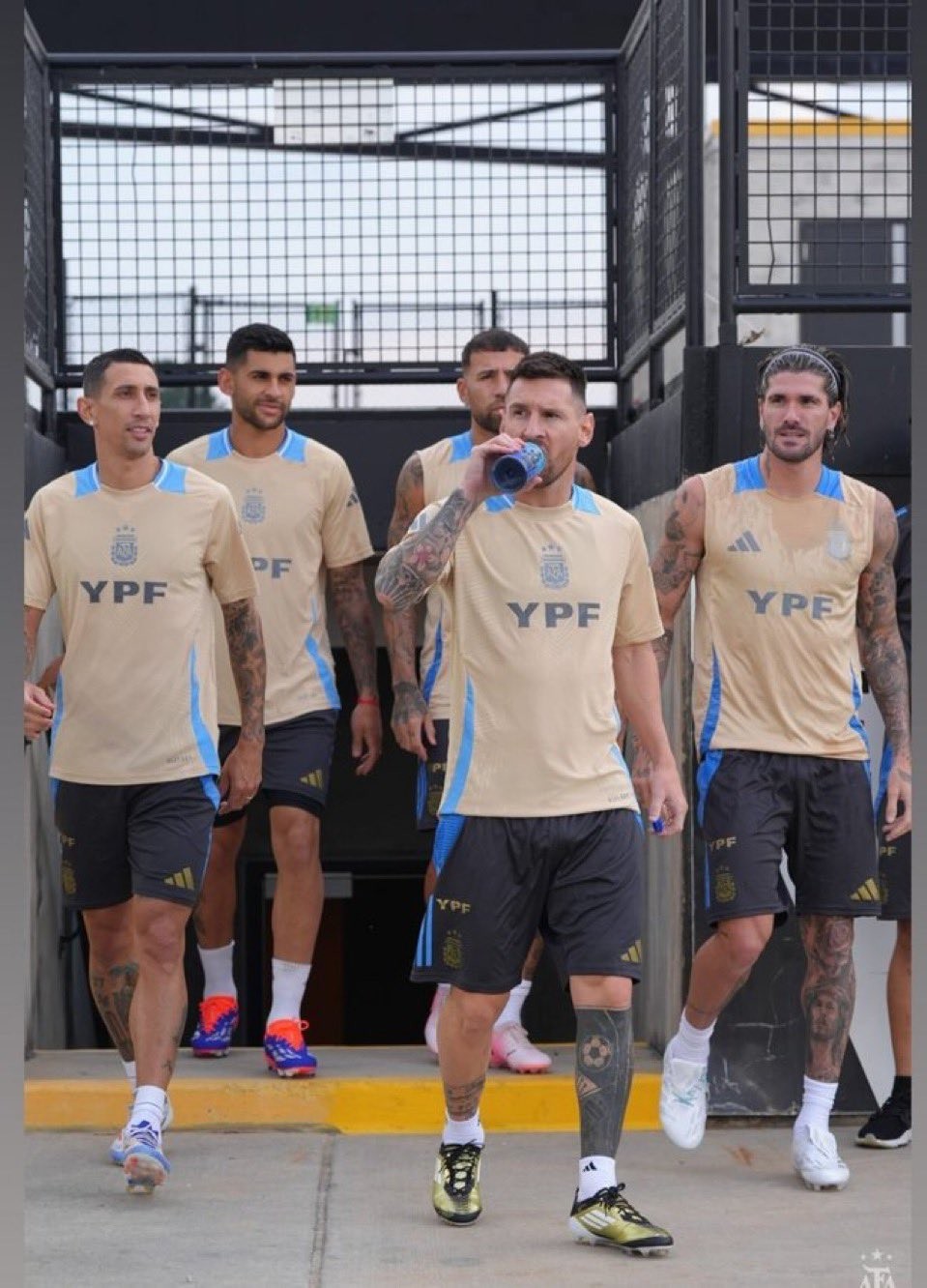 كشف رئيس نادي الاتحاد السعودي لكرة القدم، أنمار الحائلي، عن العرض الذي قدمه فريق الهلال السعودي للنجم الأرجنتيني ليونيل ميسي للانضمام إلى صفوف 