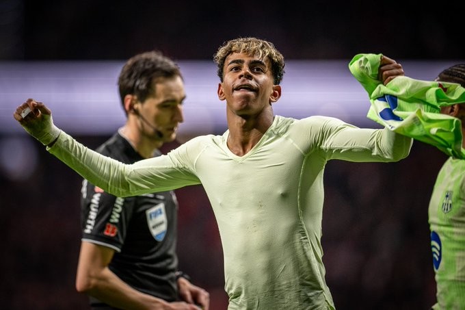 برشلونة/ريمونتادا مذهلة/تغلب برشلونة على مضيفه أتلتيكو مدريد، بنتيجة 4-2،