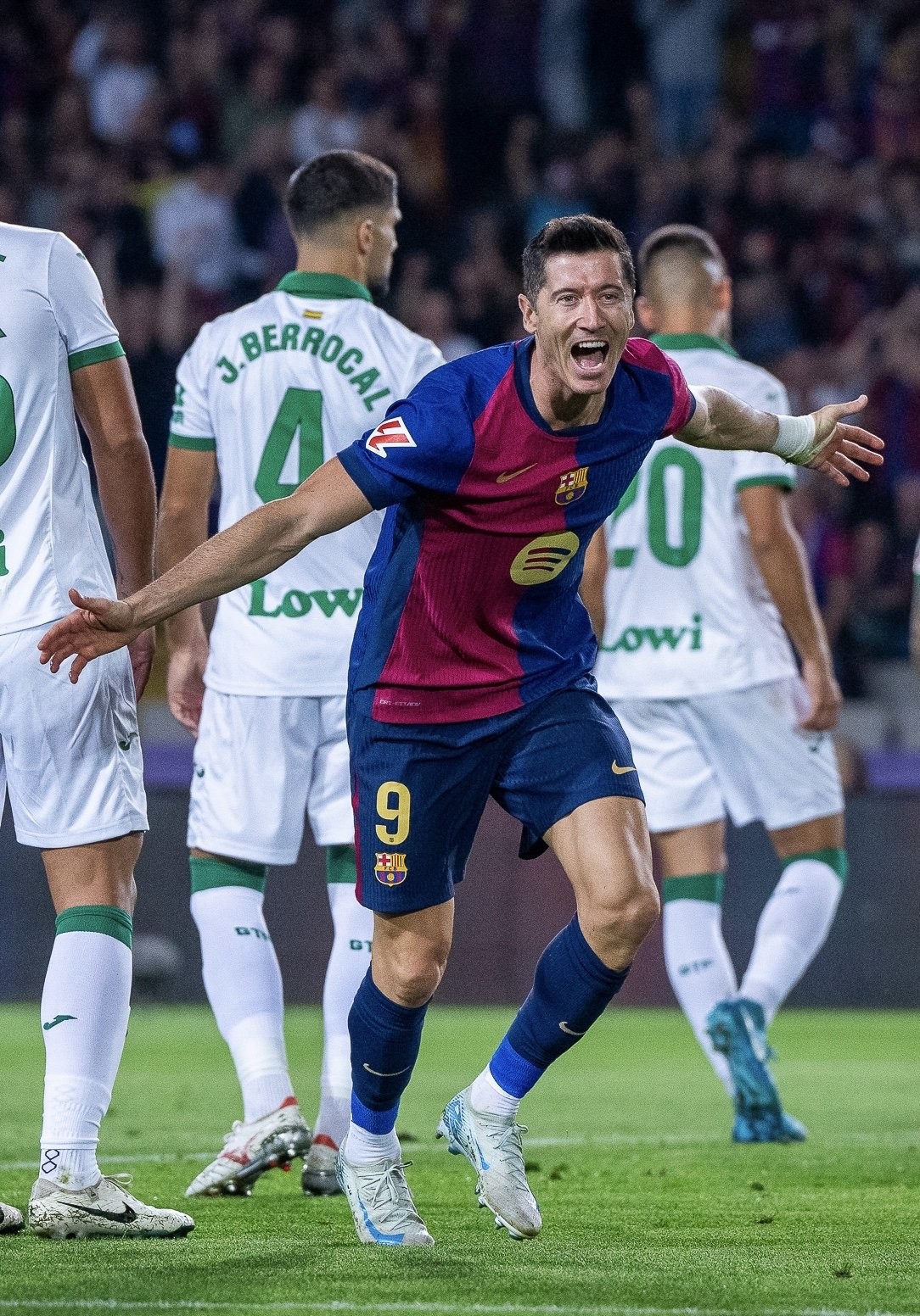 ليفاندوفسكي يقود برشلونة للعلامة الكاملة