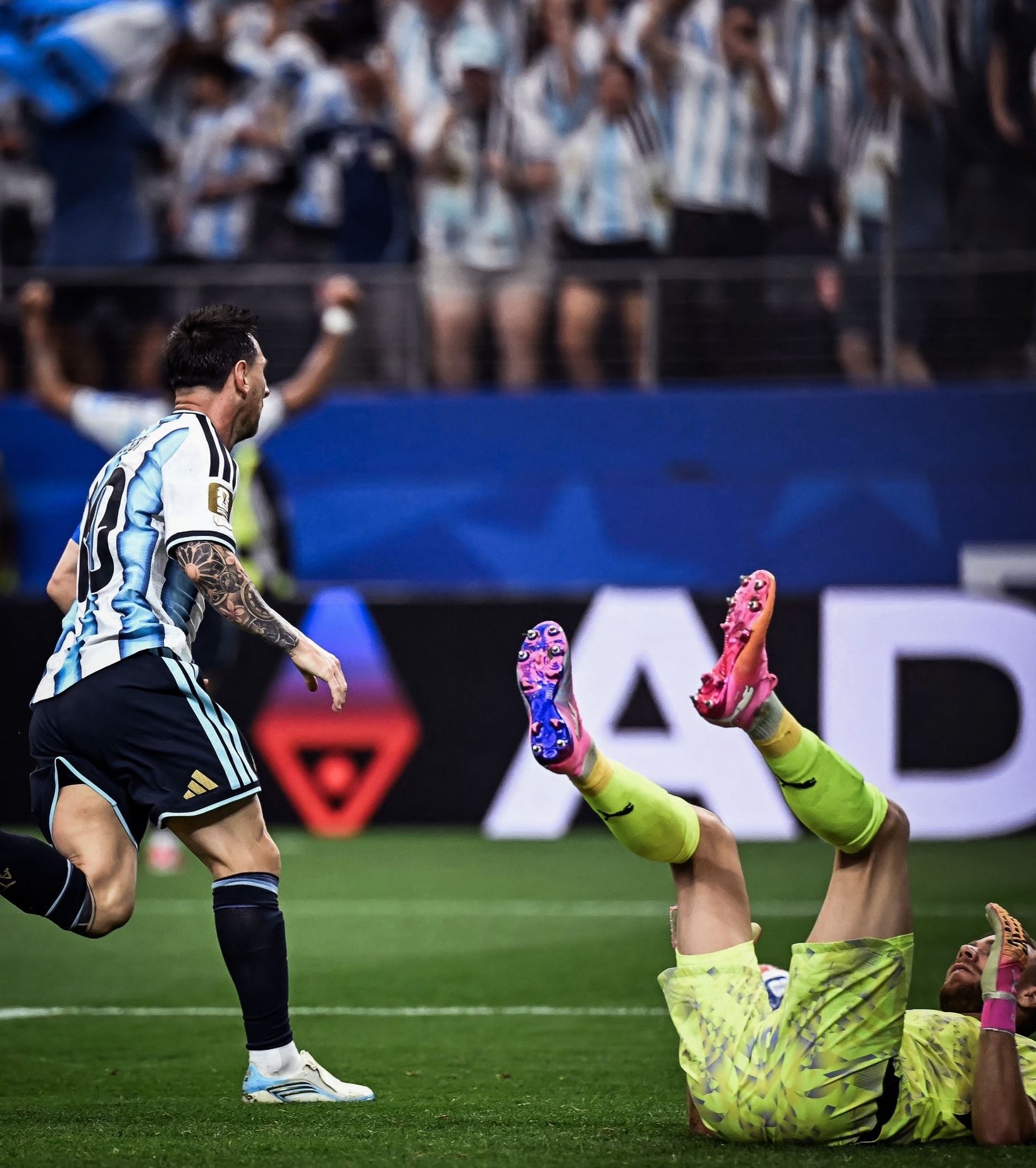 ميسي… اللاعب الذي لا يُراقَب بل يُحاصَر