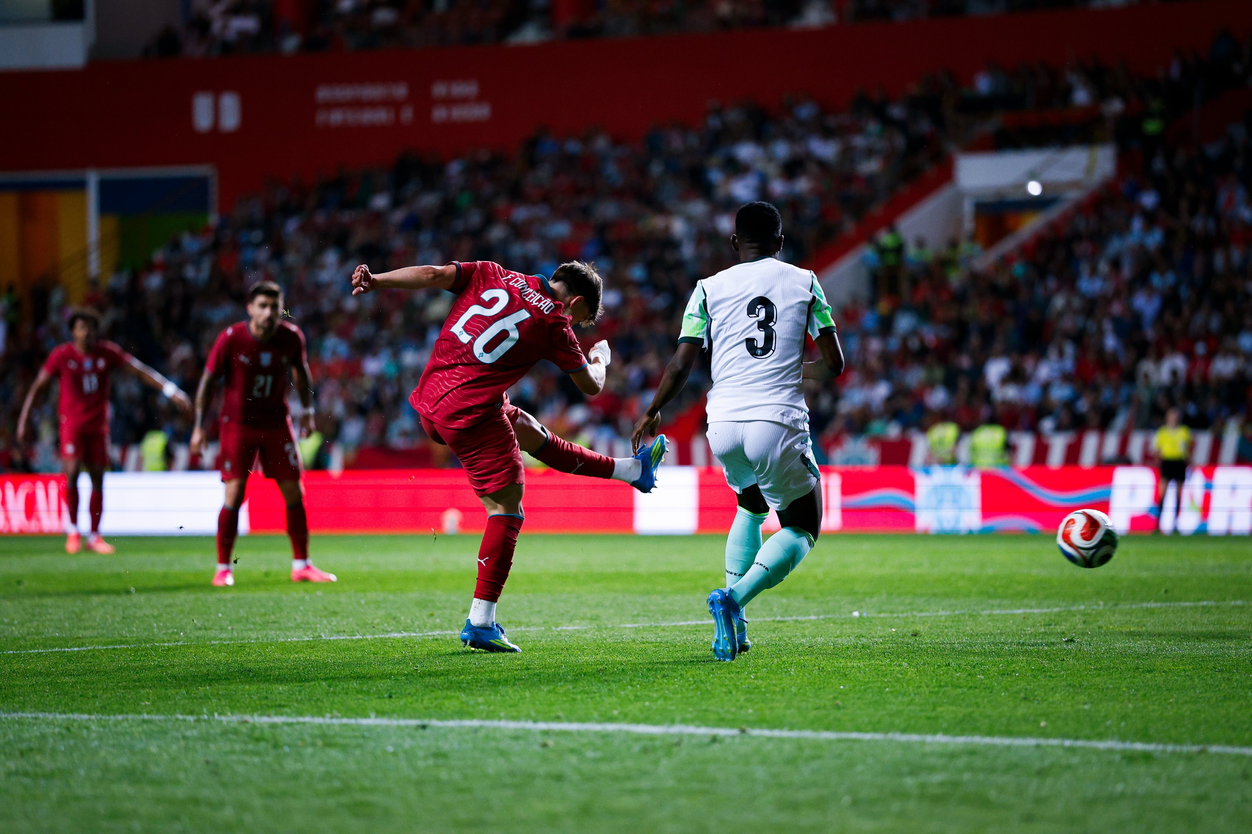 البرتغال تهزم نيجيريا ودياً استعداداً للمونديال فاز منتخب البرتغال على نظيره النيجيري ودياً بنتيجة 2-1