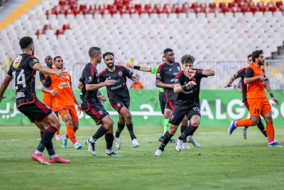 جل إمام عاشور هدفين، أحدهما بتسديدة رائعة، ليقود الأهلي للفوز 2 - 1 على فاركو