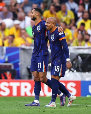 الطاحونة الهولندية تضرب رومانيا بالثلاثة وتحلق إلى ربع النهائي