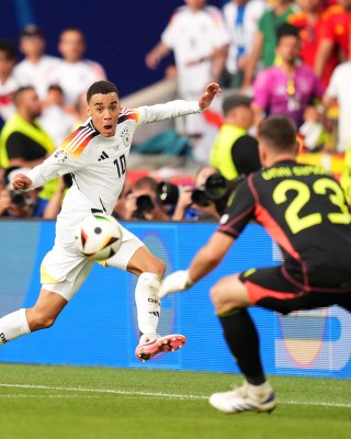 منتخب إسبانيا ينهي عقدة تاريخية ضد أصحاب الأرض