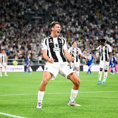 قص يوفنتوس شريط الموسم الجديد بفوز مقنع على أرضه وبين جماهيره على حساب كومو 3-0، في ختام منافسات الجولة الأولى من الدوري الإيطال
