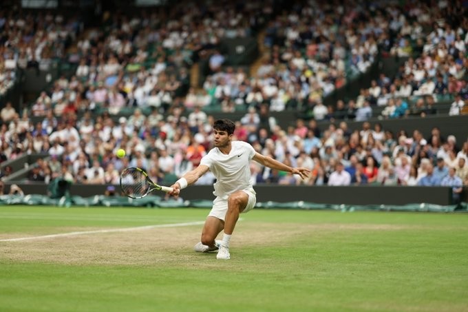 Alcaraz roars back and into semis