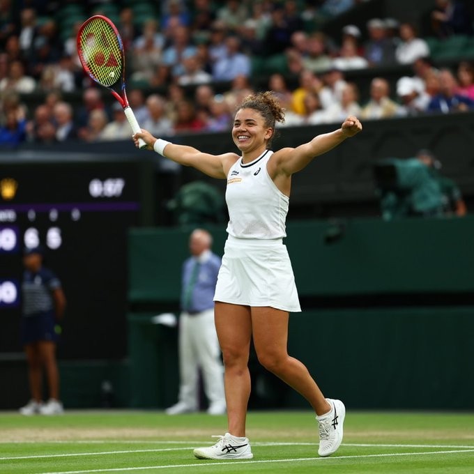 Exuberant Paolini breezes into last four