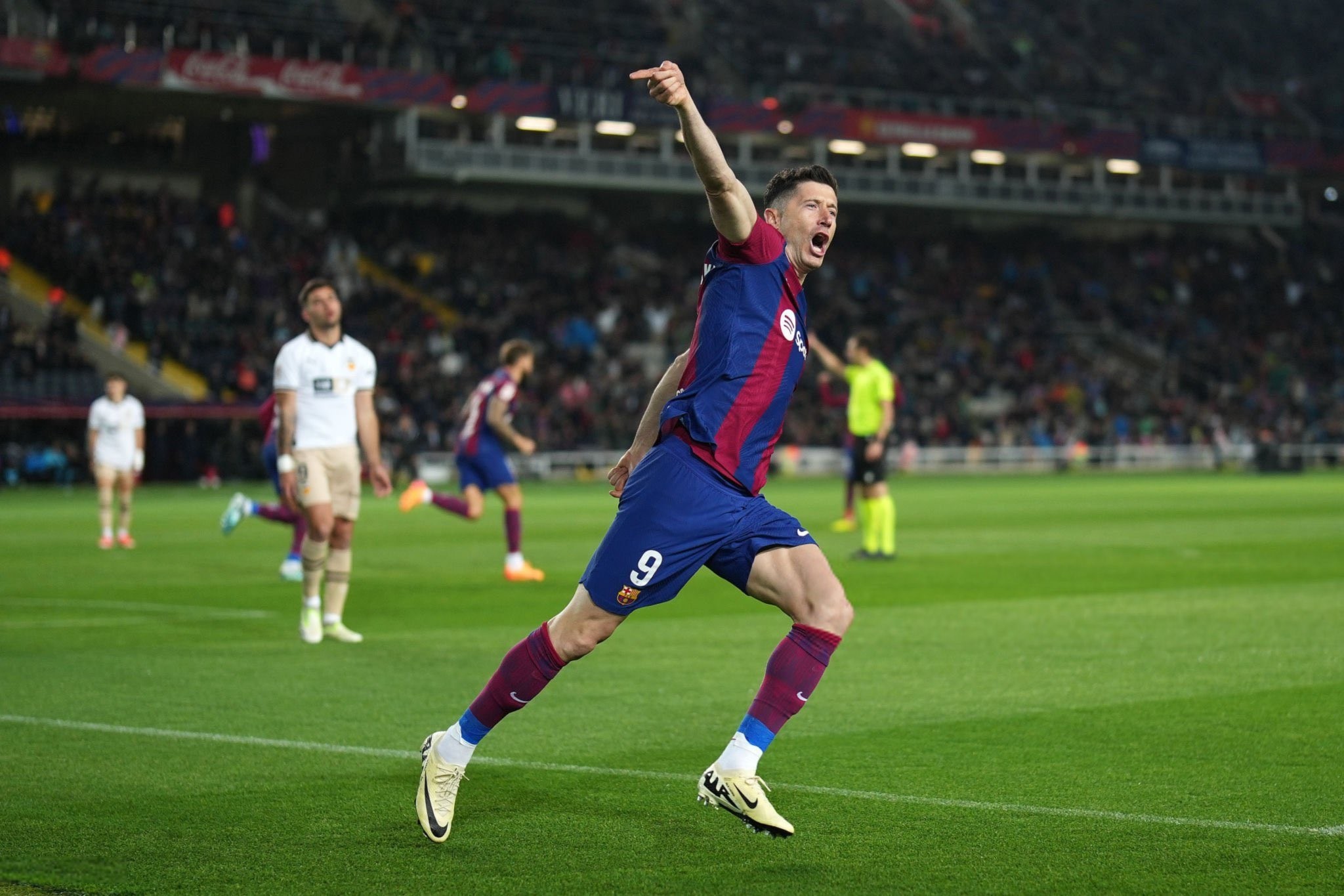 Lewandowski hat-trick brings back Barcelona to prescribe Liga