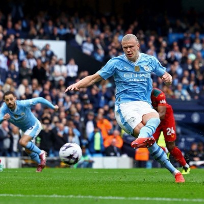 Manchester City overcome Wolverhampton hurdle and reduce gap with Arsenal