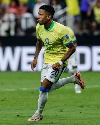 Brazil thrashes, eliminates Paraguay and gets closer to qualifying