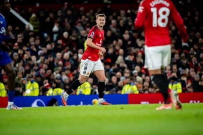 Manchester United’s four-match winning streak on home soil was brought to a halt by 10-man Everton, who claimed a 1-0 win at Old Trafford.